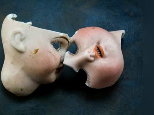 2 gebroken poppenhoofdjes, afbeelding bij jaarcongres huiselijk geweld