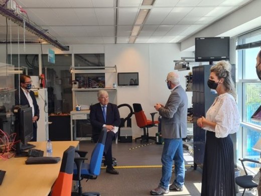 Burgemeester van Den Haag Jan van Zanen krijgt een presentatie van het IoT forensics lab