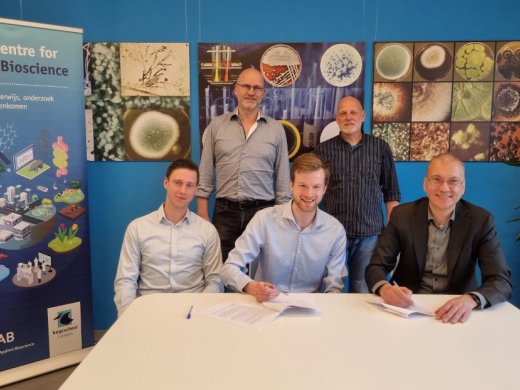 Zittend van Links naar rechts: Diederik Mud & Stan Aanhane van Bionomic, Eric Veldkamp – Directeur faculteit Science & Technology. Staand van links naar rechts: Danny Dukers – Directeur LCAB, Walter Zuijderduin – Programma manager LCAB