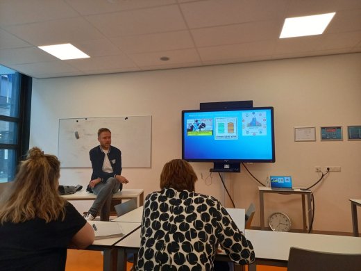 Een foto van een presentatie die gegeven wordt op de studiemiddag