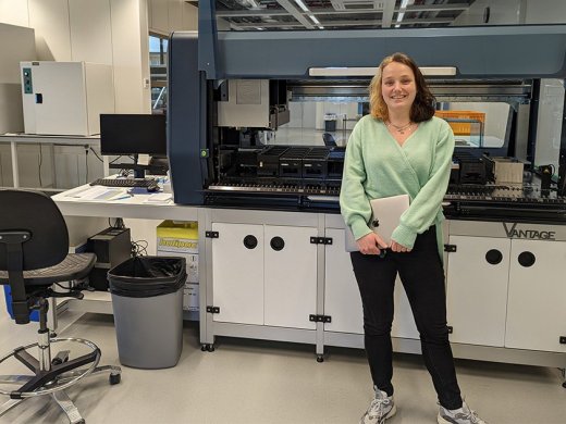 Student Dionne van Bio-informatica aan Hogeschool Leiden in het lab