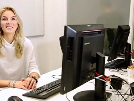 Foto van Nikki aan een bureau met een computer