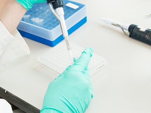 onderzoek in laboratorium, pipet in hand