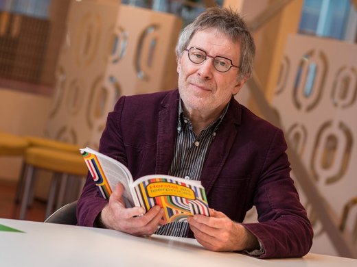 Docent Jaap van der Stel leest boek