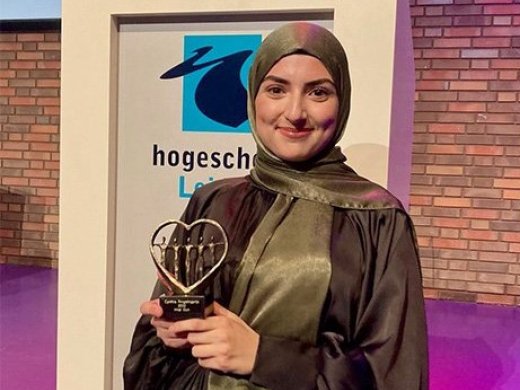Foto van Cynthia met de ringelingprijs
