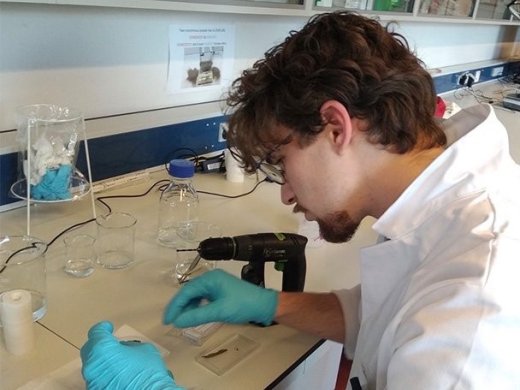 Een foto van Roderick bezig met het onderzoek