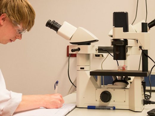 foto van student in een lab