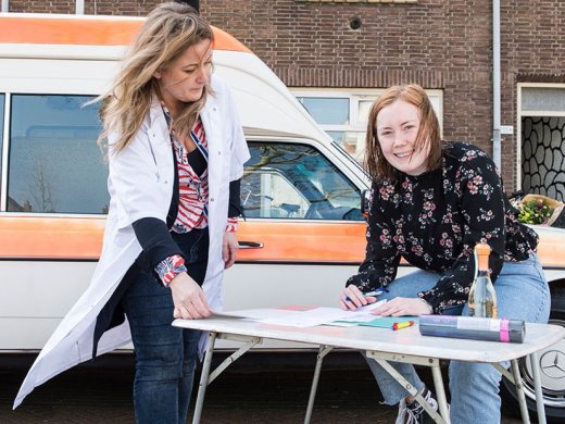 Liane ondertekent haar getuigschrift