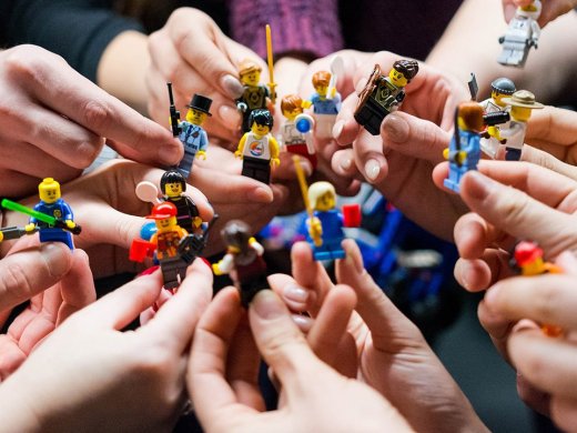 Allemaal handen met legopoppetjes