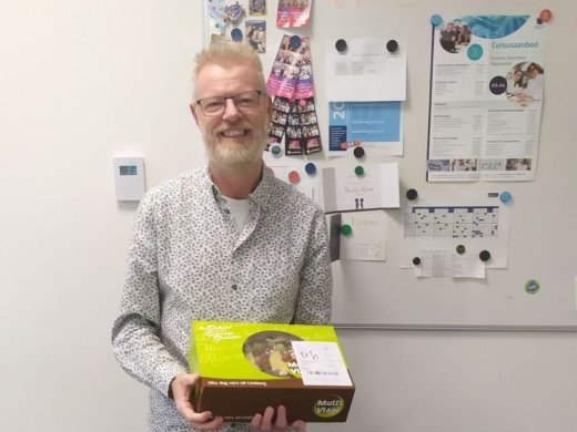 Foto van Richard Vrijhoeven met de gewonnen taart