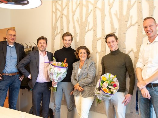 Foto van het College van Bestuur van Hogeschool Leiden en Stan Aanhane en Diederik Mud 