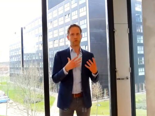 Foto van iemand die aan het praten is voor een raam