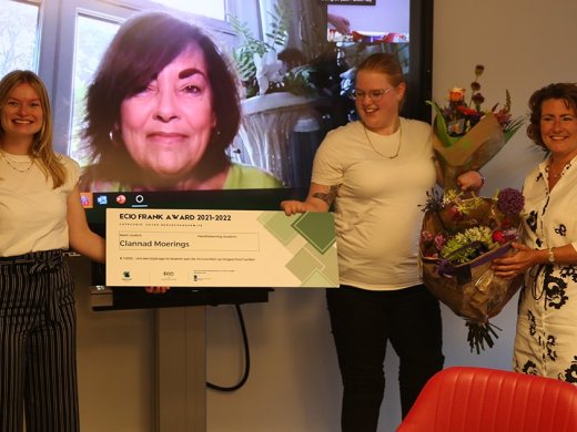 Foto van de overhandiging van de cheque aan Clannad