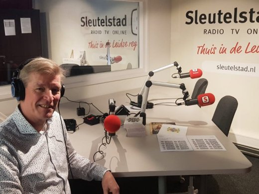 Foto van Henk Henseler in de sleutelstad radio studio
