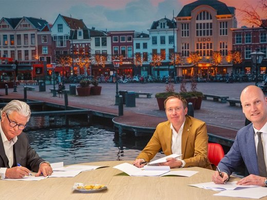 Sander van den Eijnden, Marco Peppel en Mark van Wordragen aan tafel papieren aan het ondertekenen