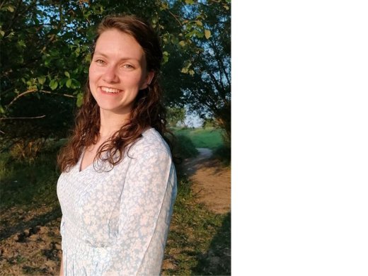 Foto van Jennifer van der Enden die een fleurig kledingstuk draagt