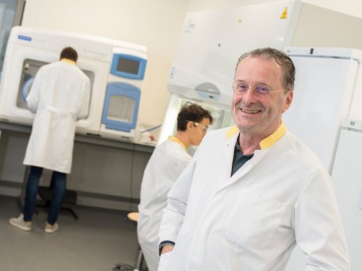 Lector Willem van Leeuwen in Laboratorium
