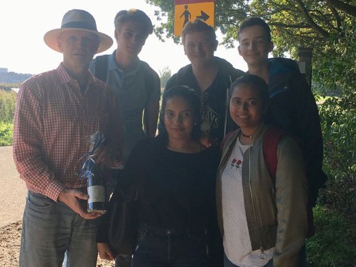 Groepsfoto van de studenten en oud-docent Henk Breij