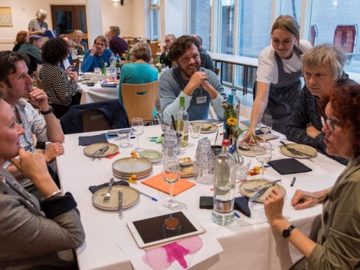 Foto van verschillende mensen etend in een diner