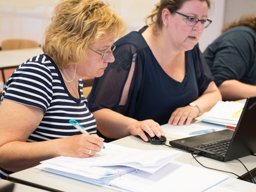 Twee vrouwen onderzoeken op een computer