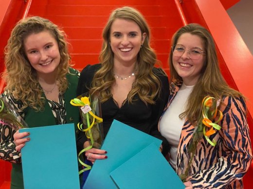 Tess, Eline en Sanne met hun diploma