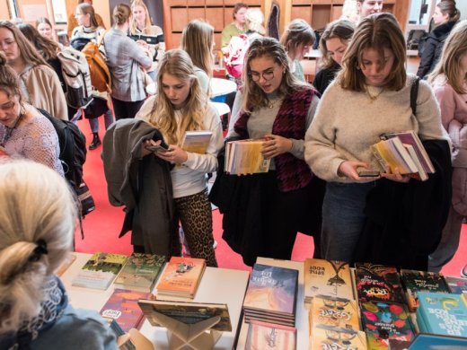 Kinderen kiezen boeken uit voor de kinderboekendag