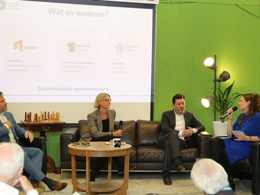 Mirtelle Snabilie (rechts) interviewt Joeri van den Steenhoven, Hester Bijl en Paul Dirkse.