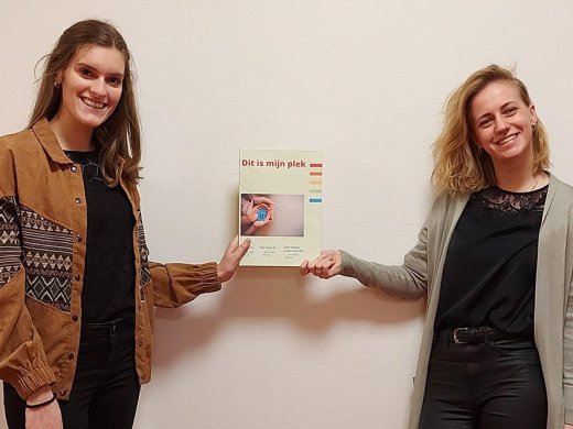 Joy en Mirte met het invulboekje 'Dit is mijn plek'