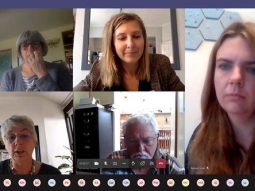 Teams meeting met verschillende ouderen in beeld, er zijn heel veel mensen in de meeting