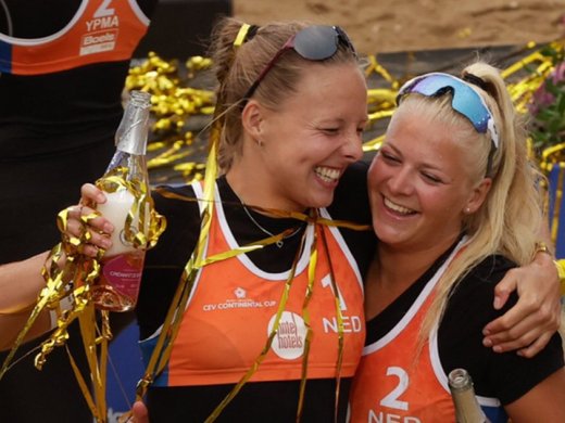 Katja en haar partner Raïsa na een overwinning