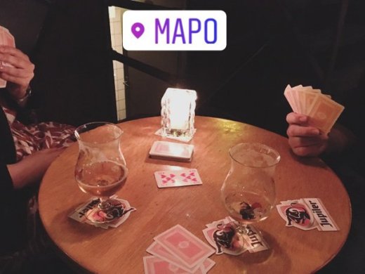 Studenten kaarten in kroeg Mapo