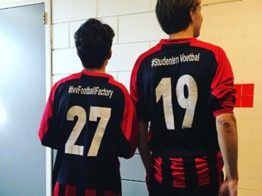 Leden van studentensportverenigingen LVV Football Factory laten rugnummers op shirt zien