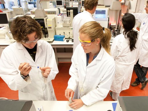 studenten aan het werk in lab metabolomics