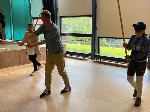 drie foto's van Dlovan en Khawla in hogeschool Leiden