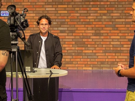 foto van Victor Mids voor een camera