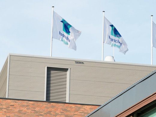 foto van vlaggen van Hogeschool Leiden