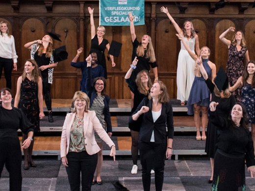 foto gemaakt tijdens een diplomering in de Hooglandse Kerk