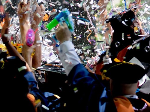 foto van studenten die net geslaagd zijn