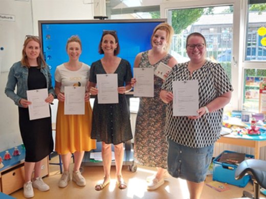 Foto van de leerkrachten van OBS met hun net behaalde certificaten.