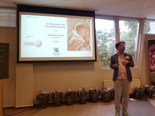 foto van Pascal Kreijnen die een presentatie geeft over natuurlijke kraamzorg