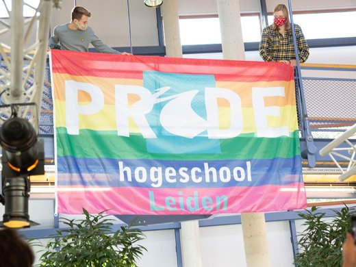 foto van de onthulling van de winnaar van de vlaggenontwerpwedstrijd 