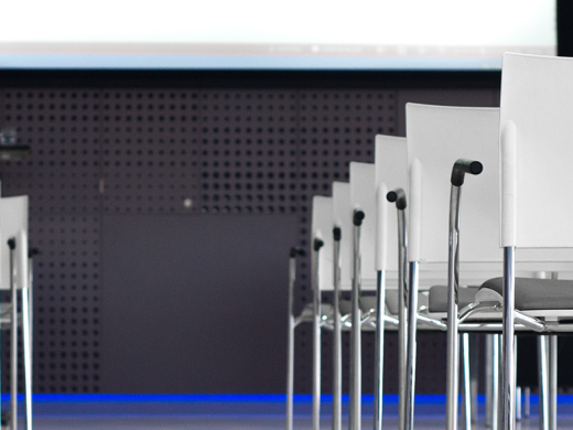 foto van stoelen in een collegezaal