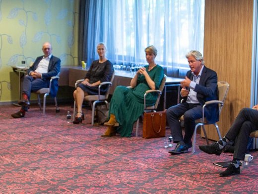 foto van de wisseling van de Raad van Toezicht