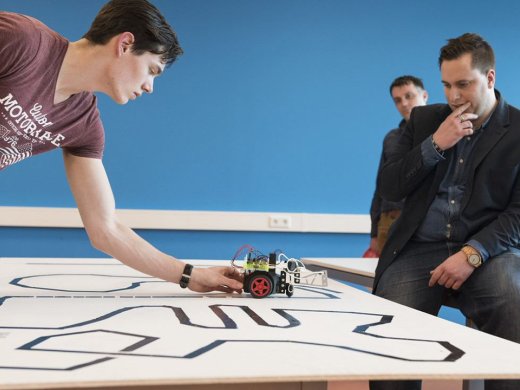 Een student Informatica van Hogeschool Leiden presenteert een innovatie.