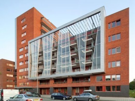 Foto van groot gebouw, met glazen pui aan voorkant, verzorgingstehuis voor ouderen
