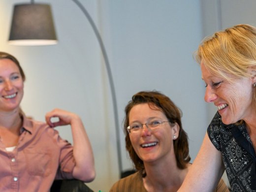 Vrouwelijk collega's lachen
