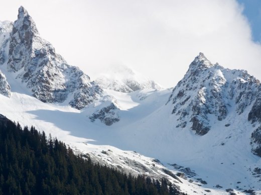 de topjes van bergen met sneeuw