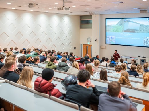 Hoorcollegezaal Hogeschool Leiden met studenten