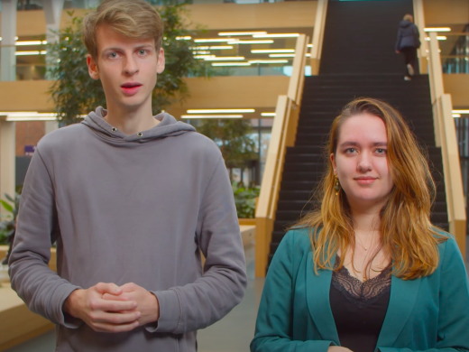 Video still van studenten Informatica in Hogeschool Leiden hoofdgebouw