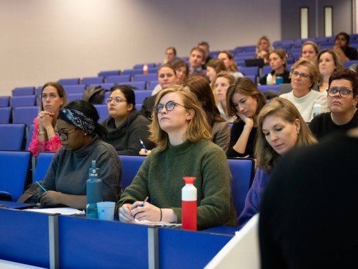 Oudere studenten in collegezaal flexibele deeltijd pabo hogeschool leiden